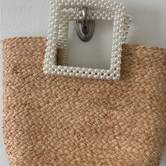Elegant Tan Woven Bag with Pearl Accent - Picture 4 of 4